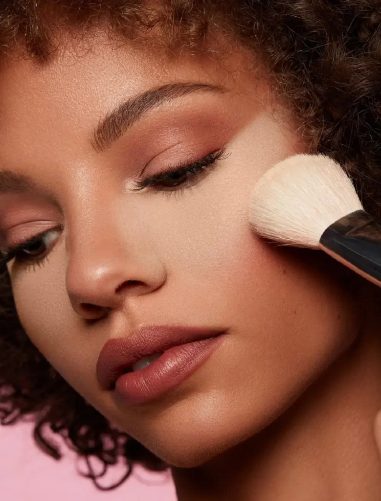 Use um pó translúcido e fininho para selar o corretivo. (Kylie Cosmetics/Pinterest) 

Leia mais em: https://claudia.abril.com.br/beleza/5-truques-infaliveis-para-cobrir-olheiras-sem-craquelar-o-corretivo/